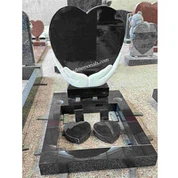 Dwylo yn dal cerrig beddi y galon